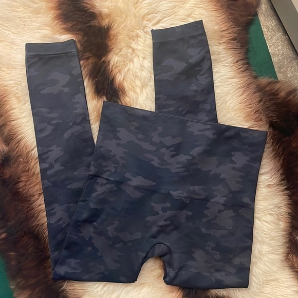 Spanx Look at Me Now Camouflage Hi Rise Seamless Leggings - Picture 1 of 6